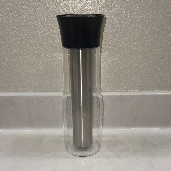 Houdini Other - Houdini Glass Carafe with Stainless Steel Center to Chill Wine